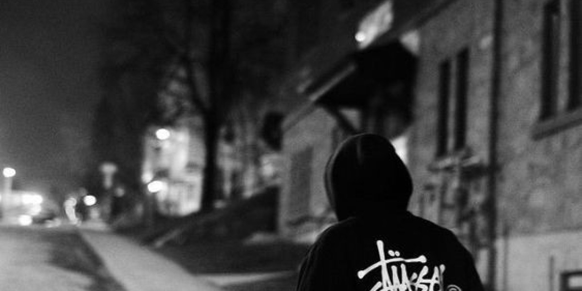 How Does Pull Stussy Balance High Fashion and Everyday Comfort?